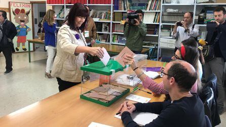 Micaela Navarro vota en Andújar