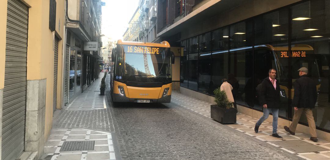 Un autobús urbano circula por la calle Álamos.