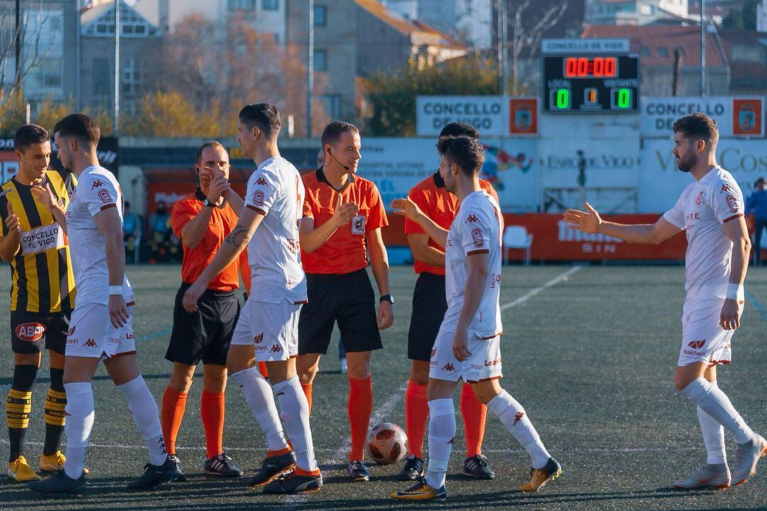 El árbitro Montes García-Navas, durante el protocolario saludo antes del partido