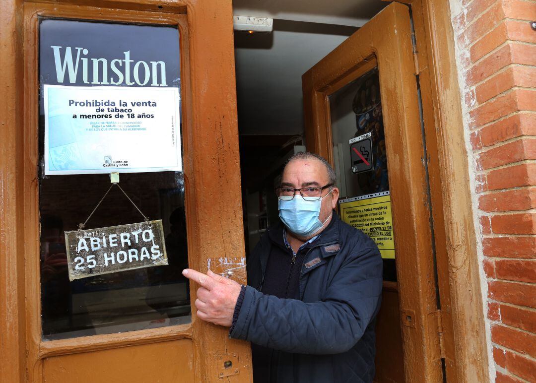 Juan de Dios, propietario de la tienda El Desengaño de Amusco (Palencia) donde vende de todo