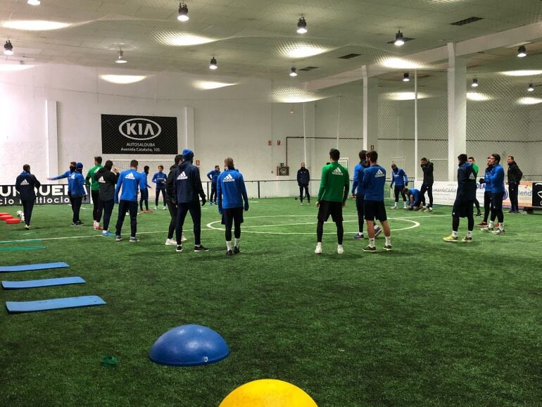 Los jugadores han trabajado, a cubierto, sobre césped artificial