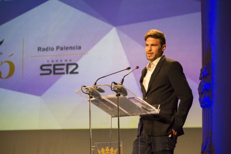 Óscar Husillos recogiendo el premio Ser Palentino de Radio Palencia de la Cadena SER