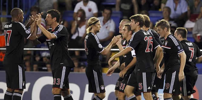 Los jugadores del Bayern de Munich celebran el primer gol de Toni Kroos en el Madrigal