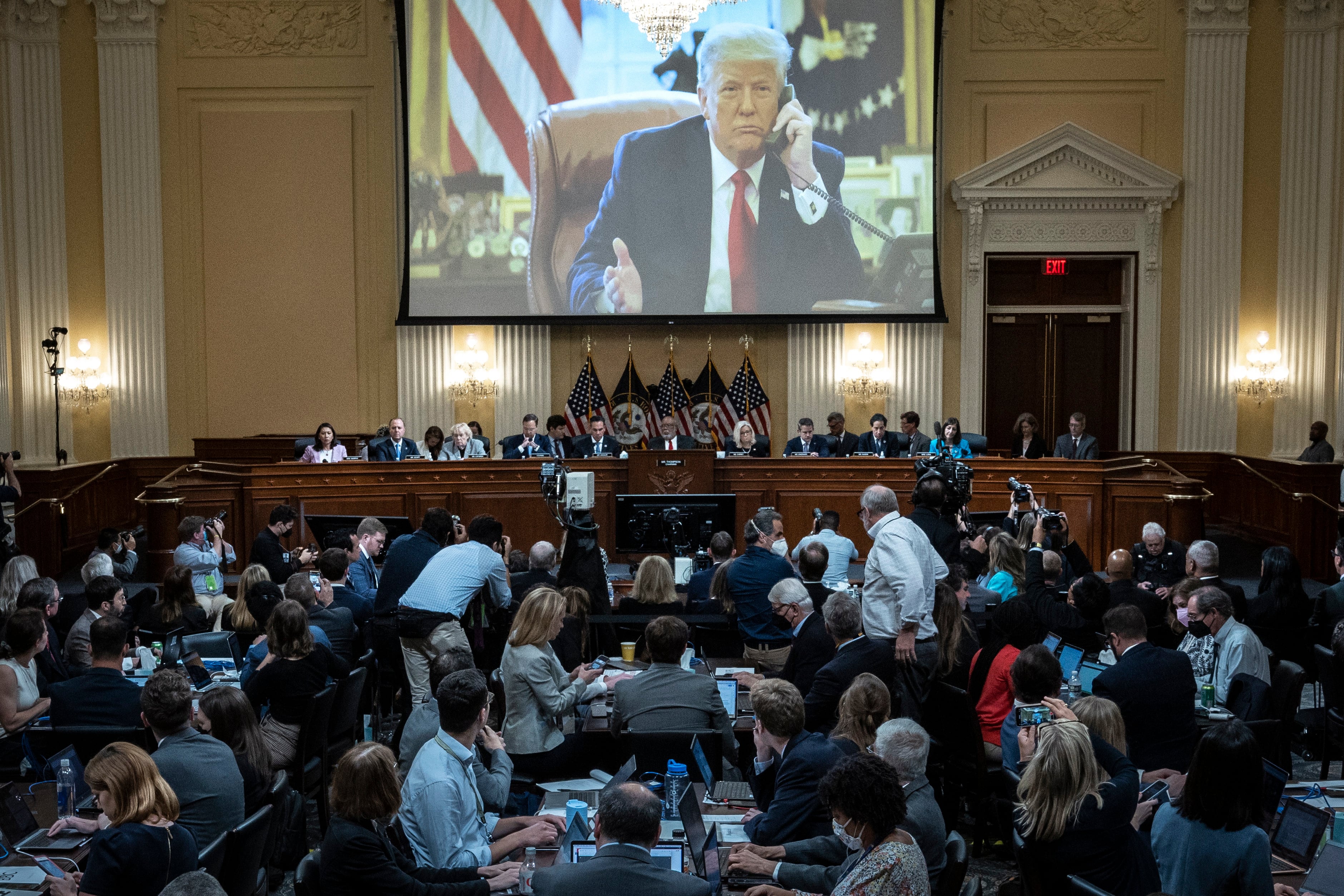 La imagen de Donald Trump durante la sesión del comité que está investigando el asalto al Capitolio.