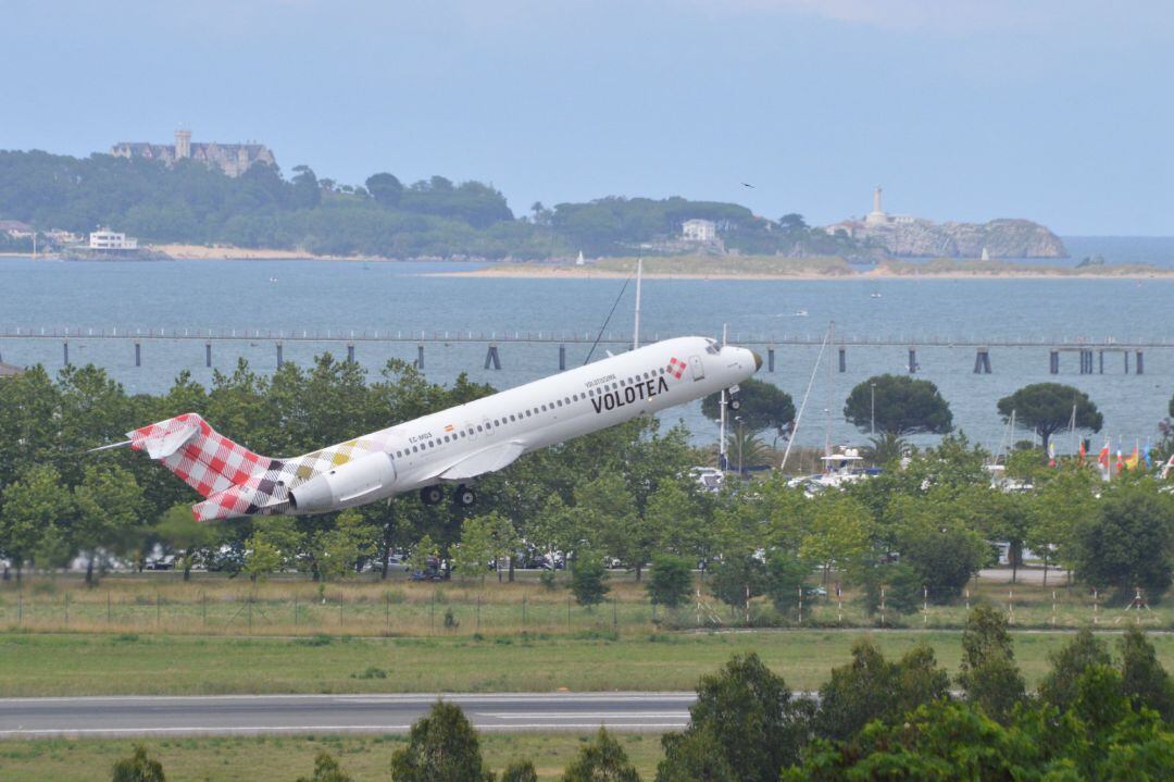 Archivo - Un avión de Volotea despega del Seve Ballesteros