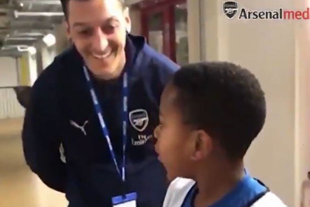 Momento en el que Özil conoce a su admirador. 