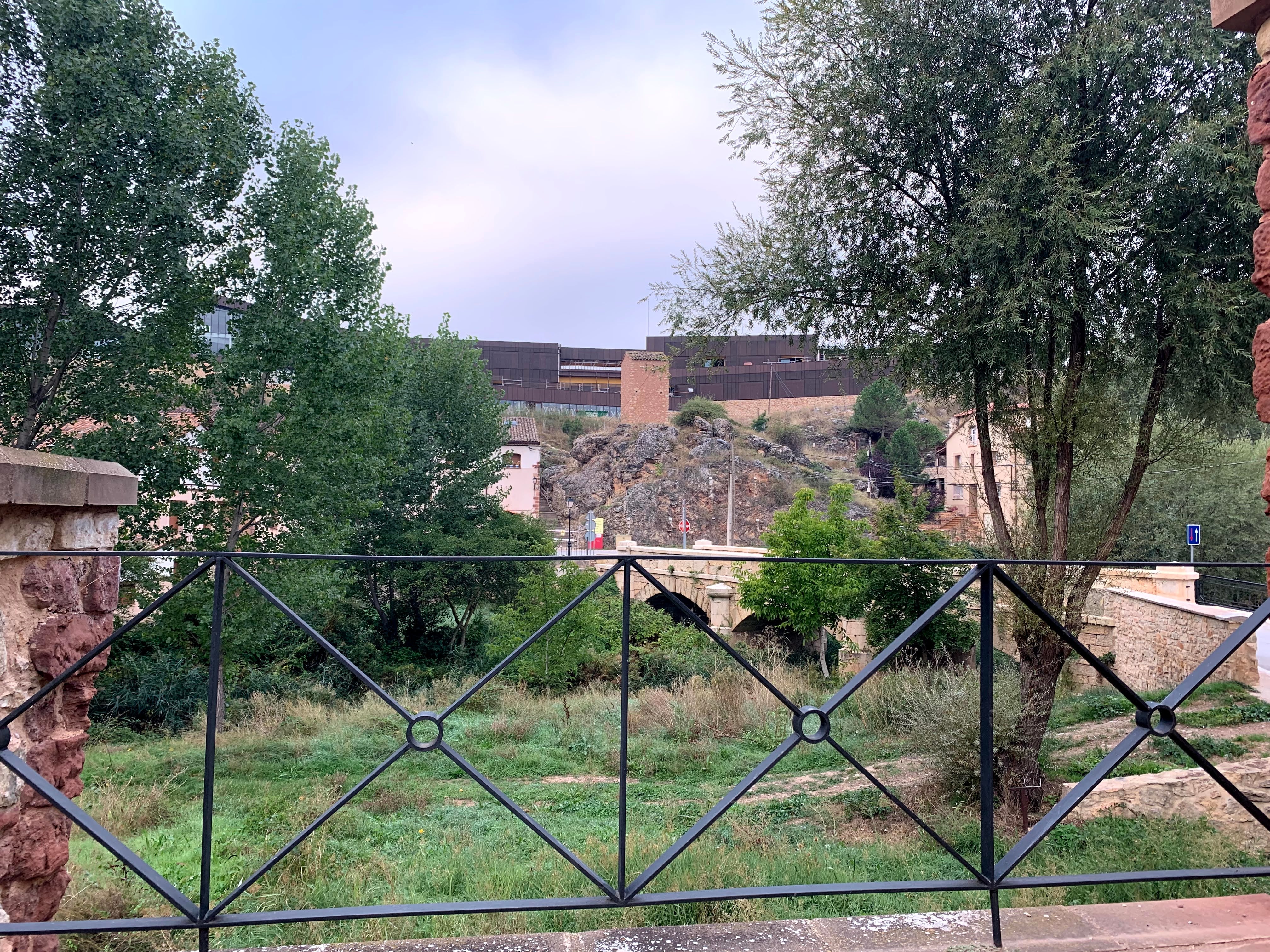 Parador Molina de Aragón, al fondo