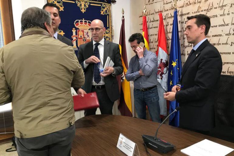 Los responsables de la Junta de Castilla y León, Alberto Castro y Martín Tobalina, el secretario provincial de CCOO y el alcalde de Benavente, Luciano Huerga, tras la primera reunión del Plan Territorial de Fomento el pasado mes de mayo