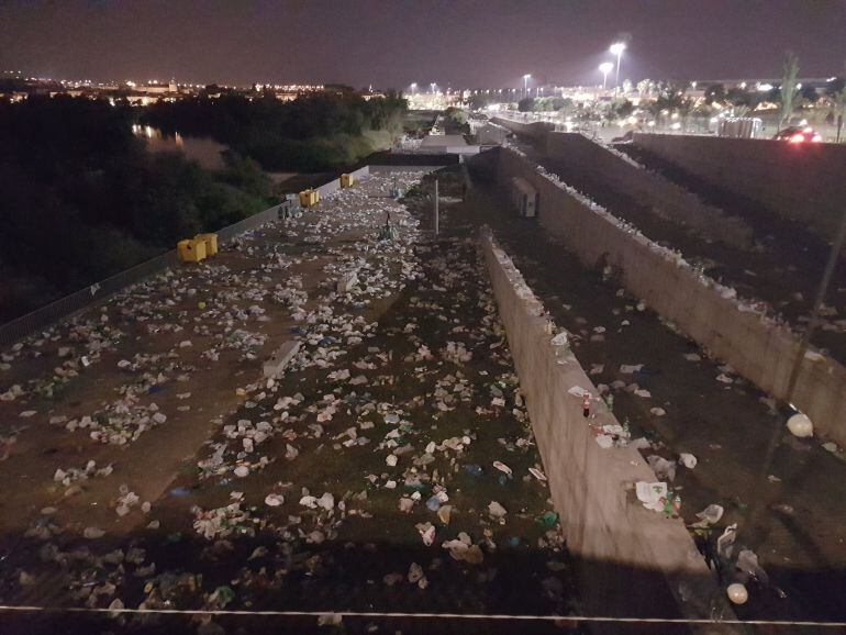 Panorámica del Balcón del Guadalquivir tras el botellón de las últimas horas