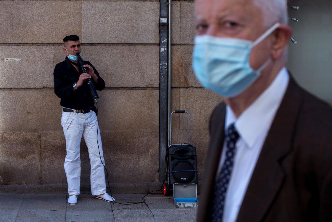 Un ciudadano camina por el centro con mascarilla