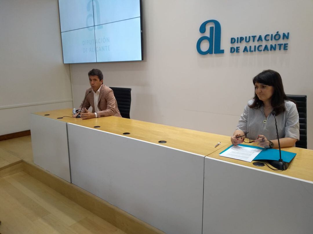 El presidente de la Diputación, Carlos Mazón, y la diputada de Cultura, Julia Parra, en la rueda de prensa de este lunes.