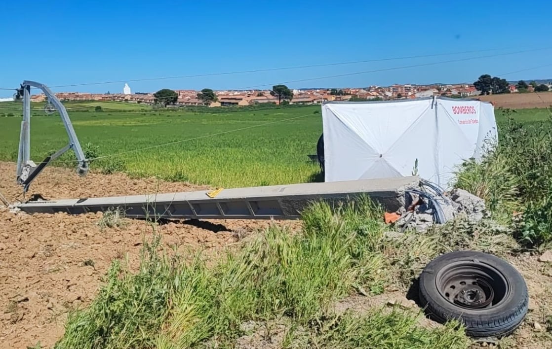 Imagen del lugar en el que el vehículo ha impactado con un poste eléctrico