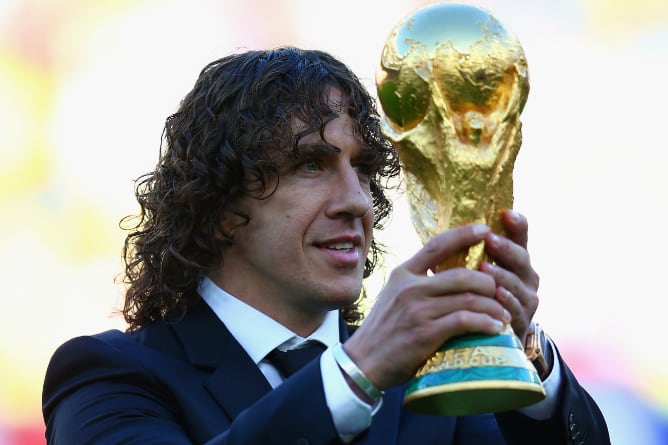 Carles Puyol entregó la copa antes de la final