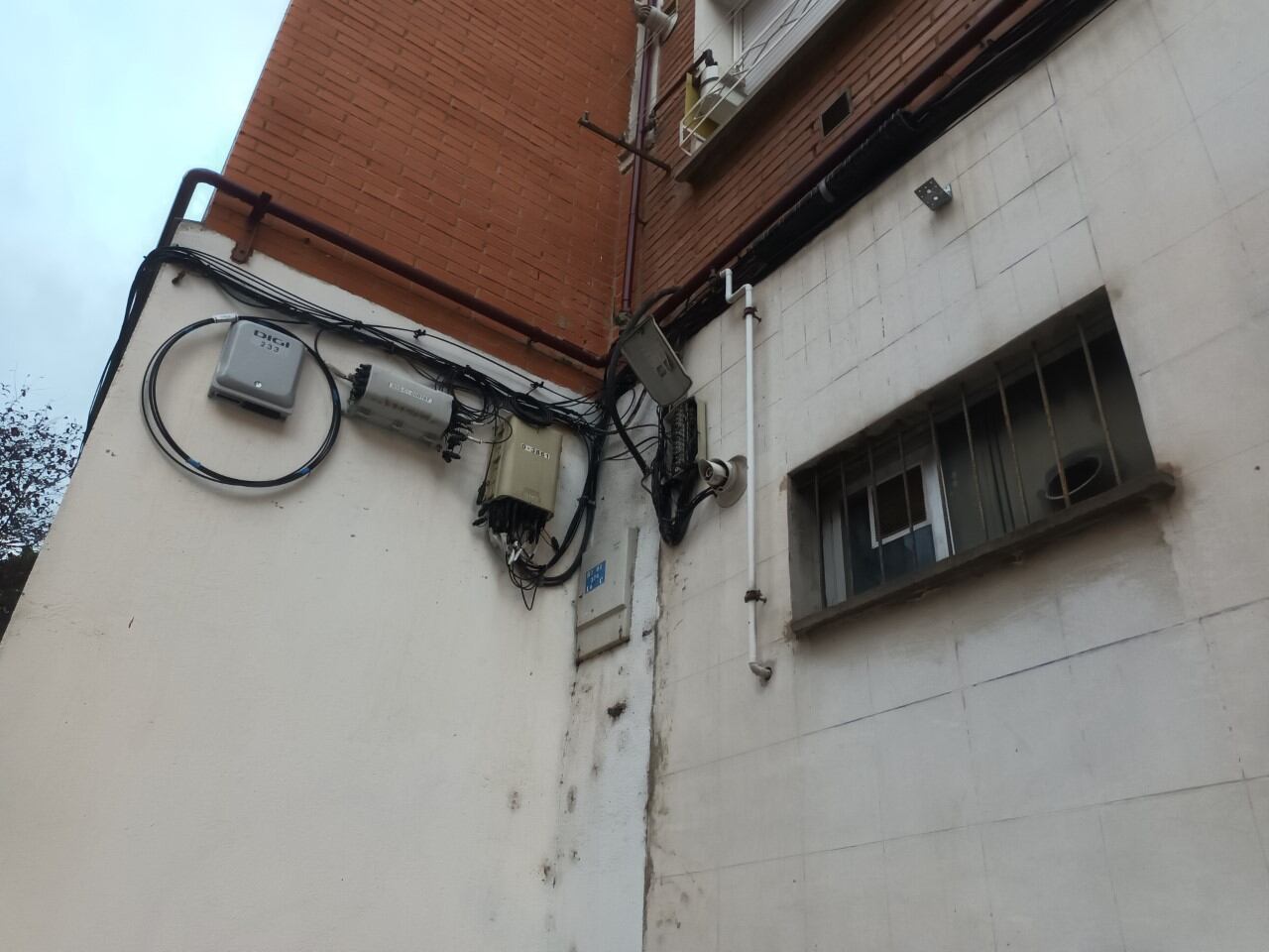 Cableado en la fachada de una de las viviendas de Arzinabarra