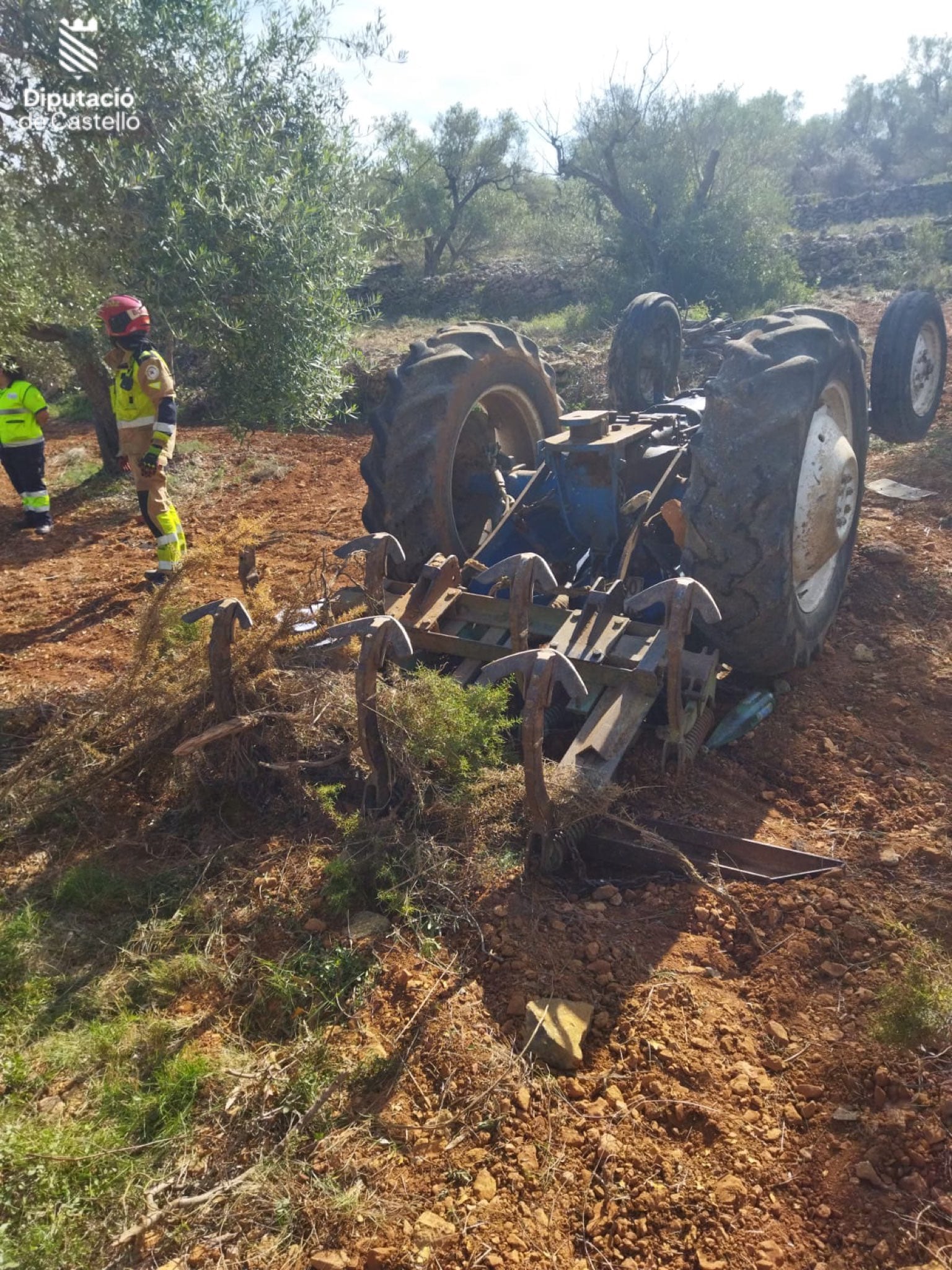 El tractor ha quedado completamente volcado en esta zona de Traiguera