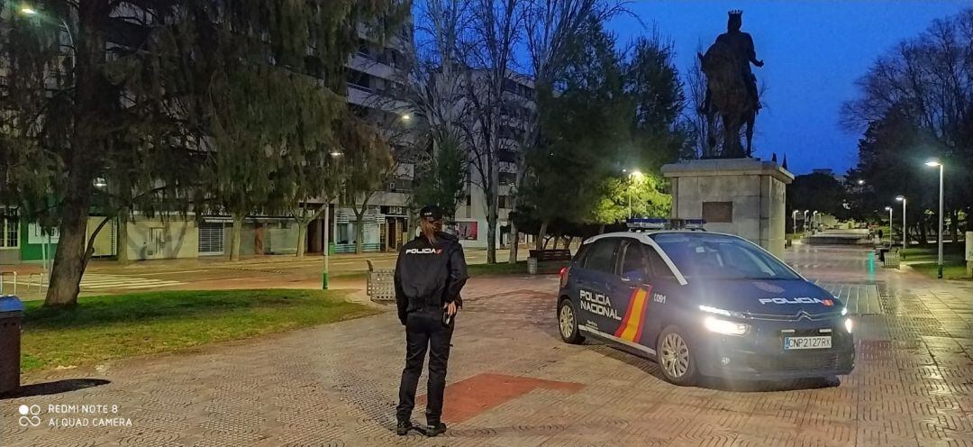 Vehículo policial en el Parque del Torreón de la capital