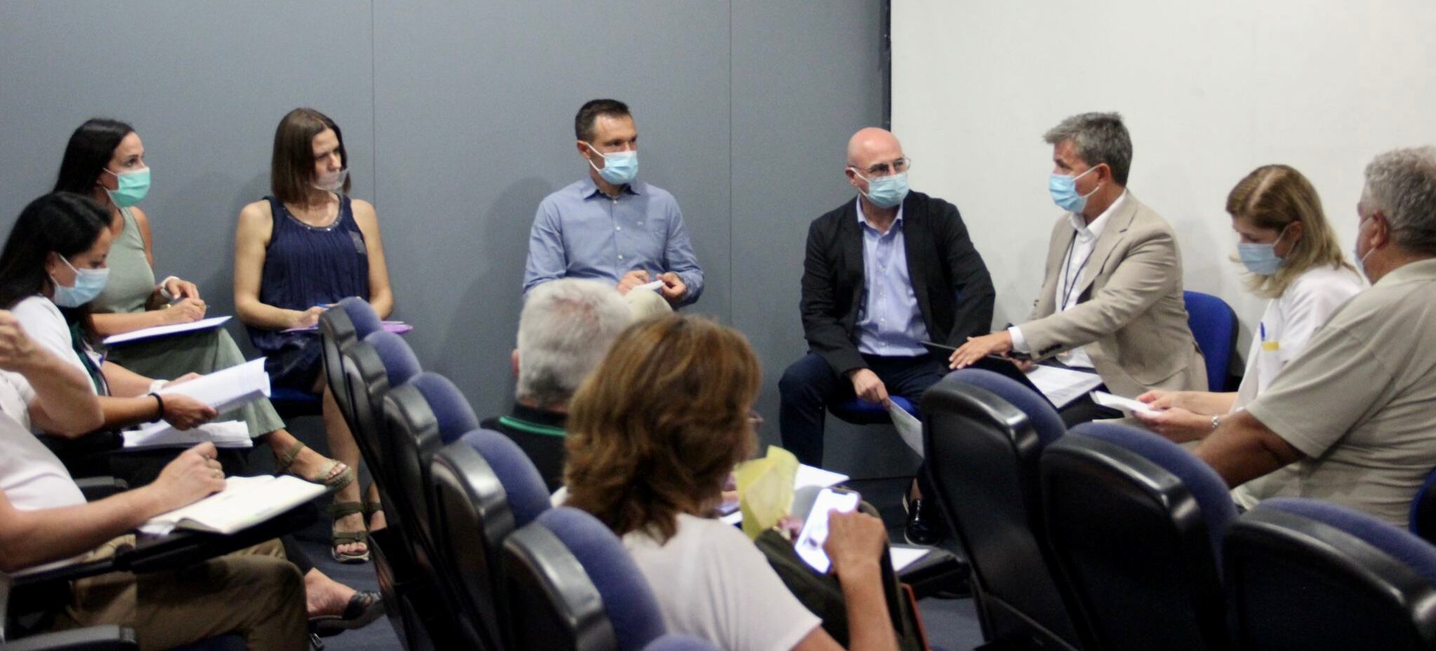 Momento de la reunión con los miembros de la comisión de seguimiento del ámbito sanitario del Altiplano