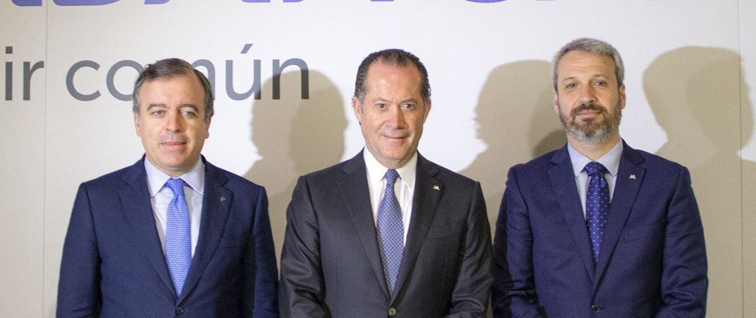 El consejero delegado de Abanca, Francisco Botas; el presidente de Abanca, Juan Carlos Escotet; y el director general financiero, Alberto de Francisco, en la presentación de resultados de 2019