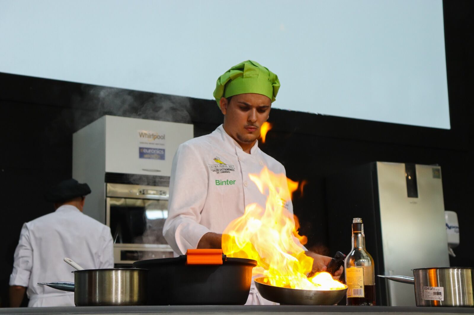 Fernando Guadalupe cocinando.