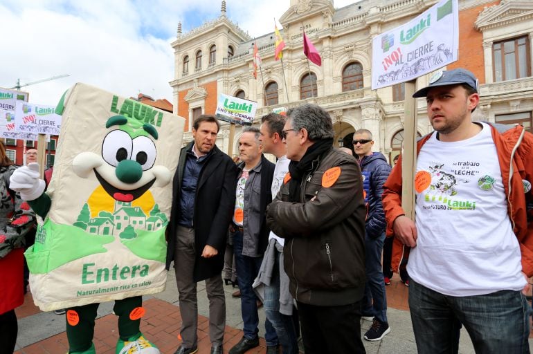 Óscar Puente en la manifestación del 9 de abril en la Plaza Mayor