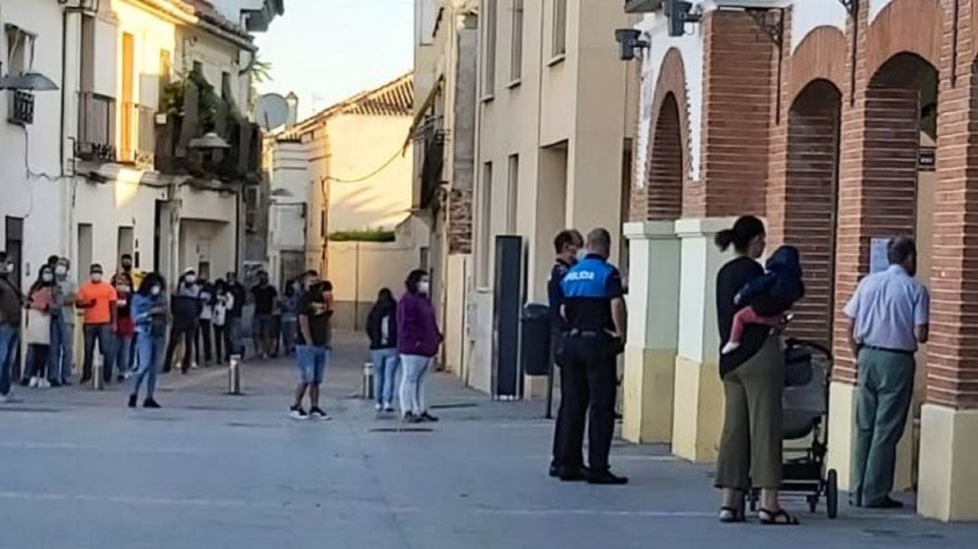 Cada día se producen largas colas a las puertas del ayuntamiento pinteño esperando coger hora para una cita.