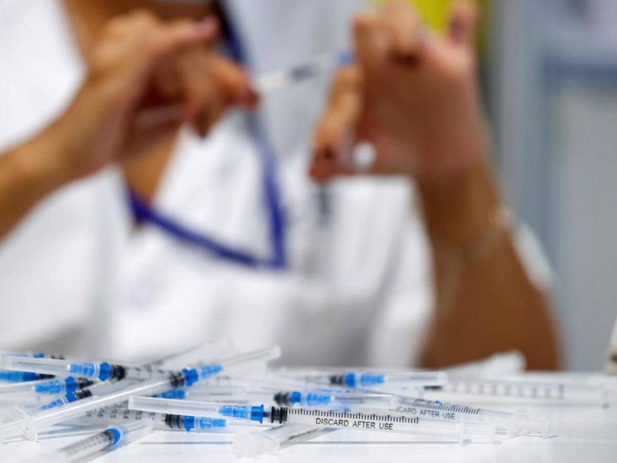 Los fallecimientos en Euskadi se elevan a 17 en la última semana y los contagios diarios suben a 965