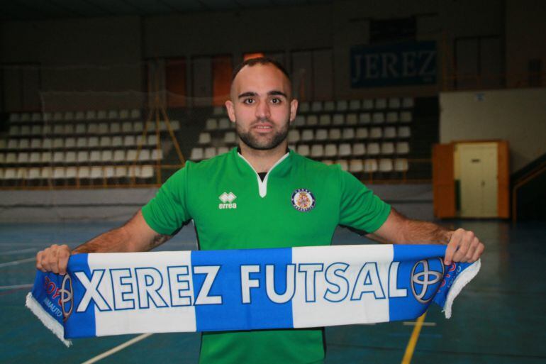 Juan Moreno, posando con la bufanda del equipo de fútbol sala