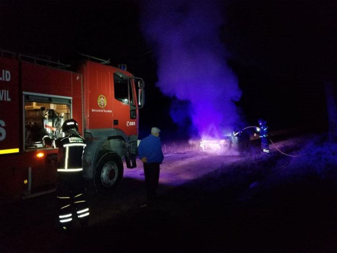 Los bomberos de la Diputación de Valladolid sofocan el incendio de un vehículo en un camino de Chañe