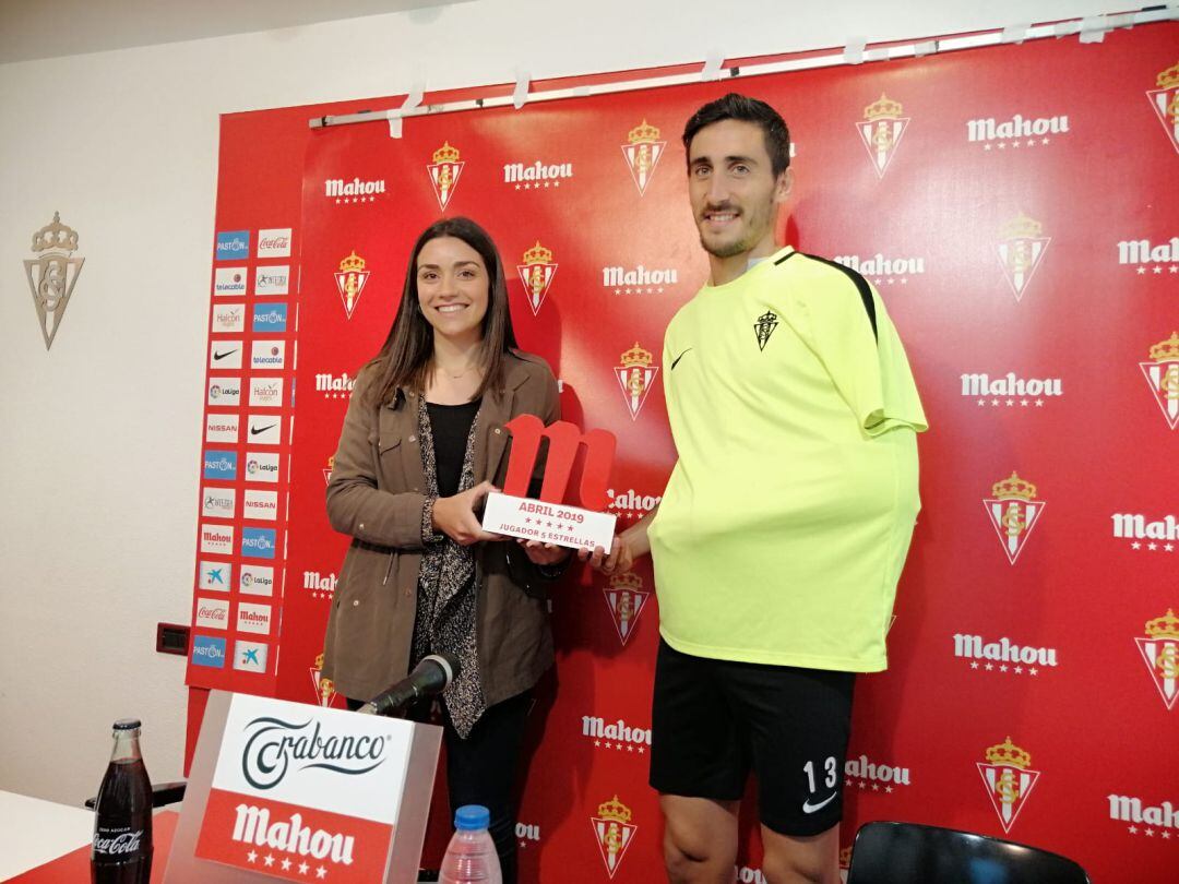 Mariño recoge el trofeo como mejor jugador del mes de abril.