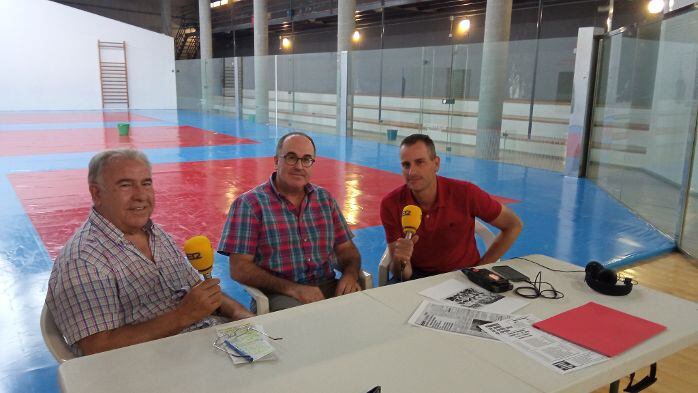 Miguel Sarasa, Rafa Priego y Alberto Belda hablan del 50 aniversario del polideportivo Francisco Laporta desde la instalación