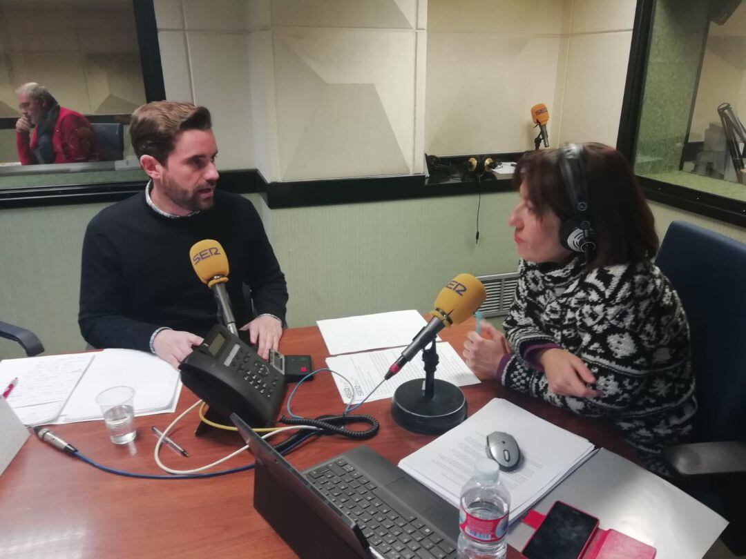 Antidio Fagúndez junto a Marichu García en los estudios de Radio Zamora