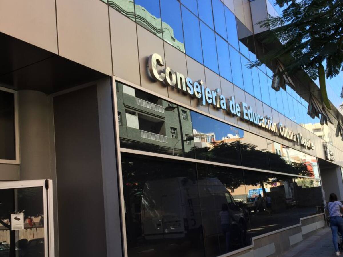 El Gobierno inicia las negociaciones para subir el sueldo a los docentes canarios