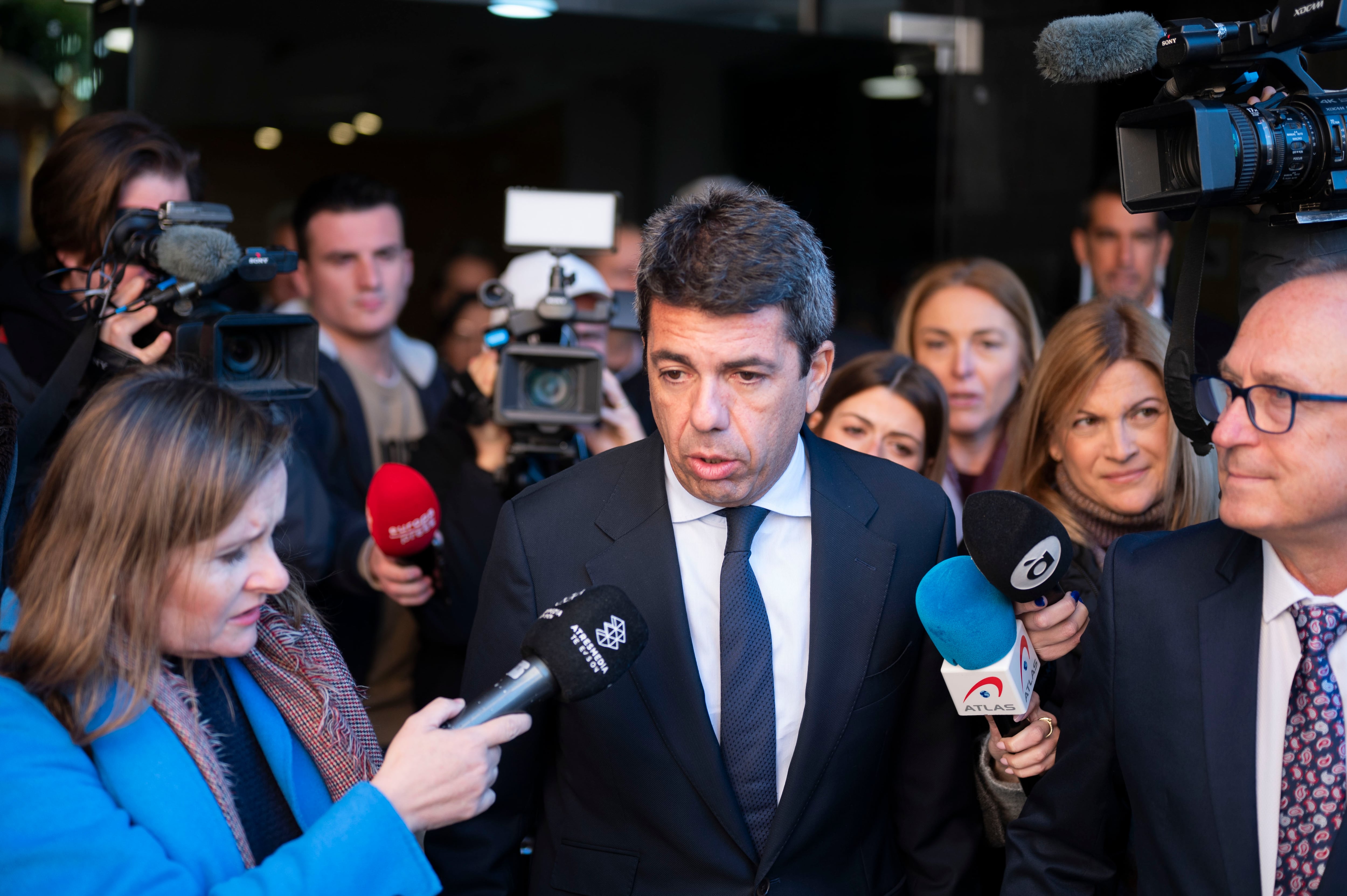 XILXES (CASTELLÓN), 18/01/2025.- El president de la Generalitat, Carlos Mazón (c), atiende a la prensa durante su asistencia a los actos de celebración del IV centenario del hallazgo del Santísimo Cristo de la Junquera de Xilxes este sábado, donde ha recibido abucheos EFE/Andreu Esteban