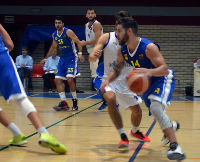 Segunda jornada de la liga LEB ORO, donde el COB perdía en la cancha del Prat.En acción el COB en un ataque ante el equipo catalán