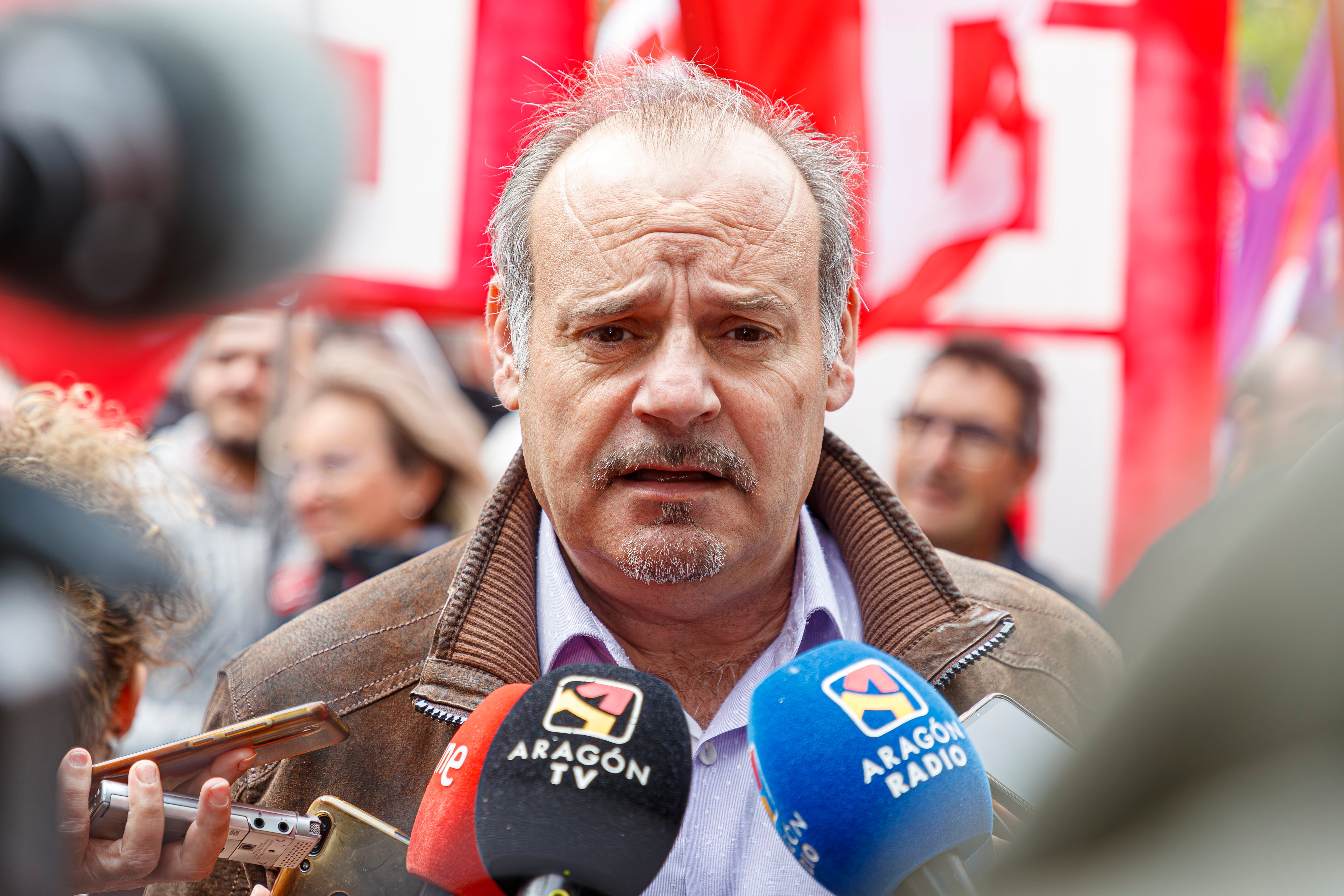 ZARAGOZA, 01/05/2024.- José Juan Arcéiz, Seceretario Genaral de UGT Aragón. atiende a la prensa durante la manifestación convocada por los dos grandes sindicatos, CCOO y UGT, este miércoles en Zaragoza, en un Primero de Mayo que tiene como lema &#039;Por el pleno empleo: reducir jornada, mejorar salarios&#039;.EFE/JAVIER BELVER
