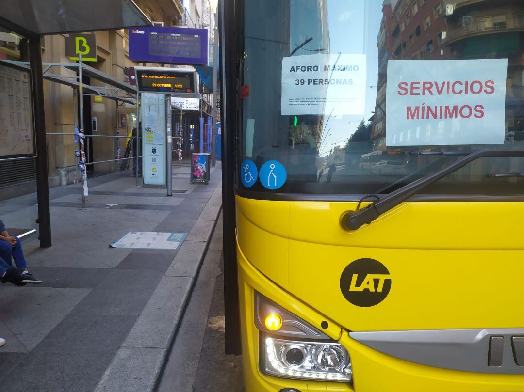 Un autobús de Latbus llega a una parada de la Gran Vía