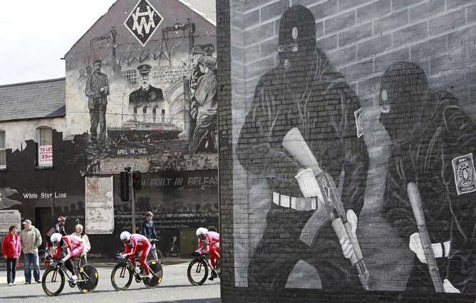 Los corredores del Katusha pedalean por las calles de Belfast.