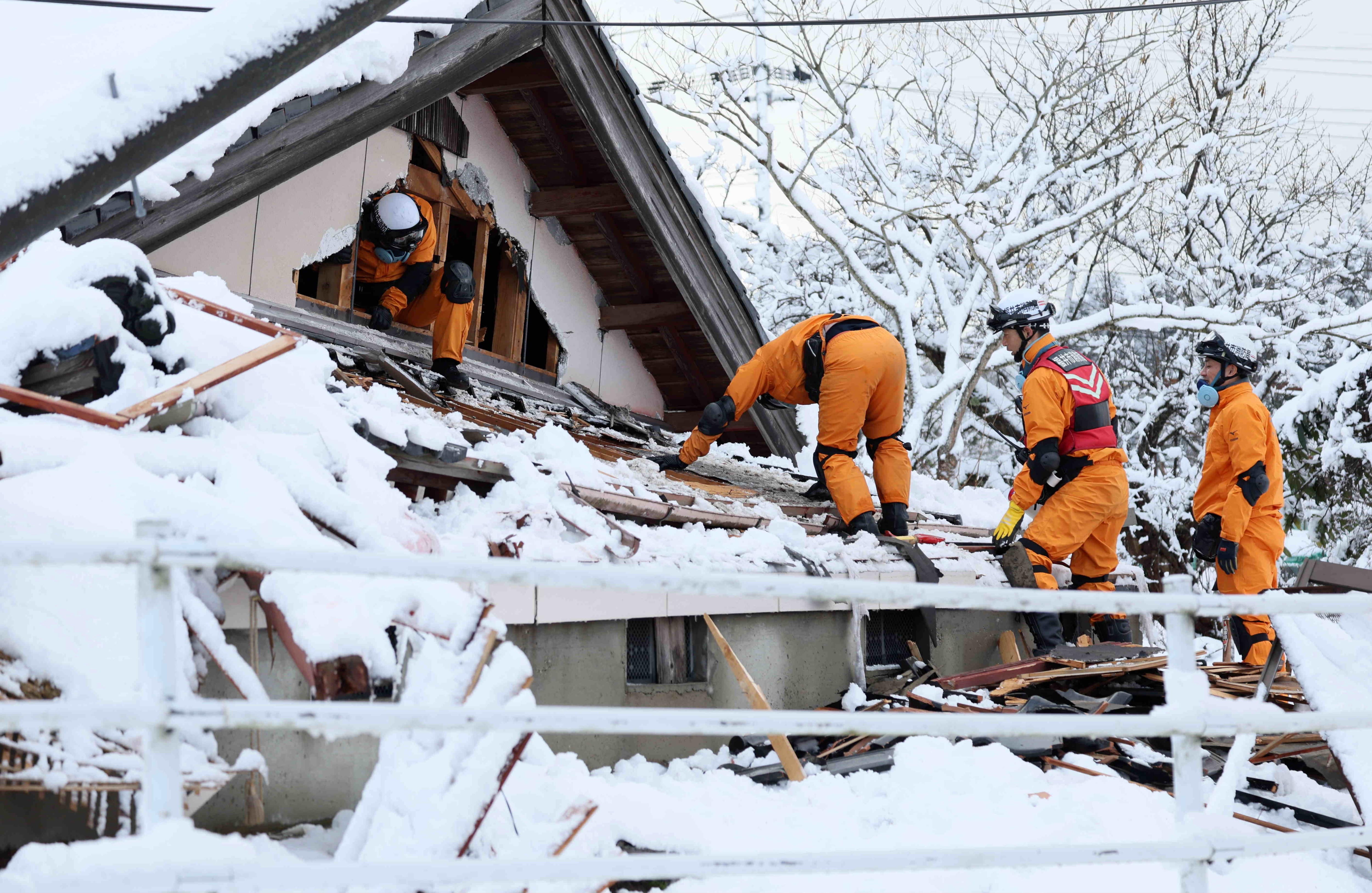 Las tareas de búsqueda de víctimas y asistencia a los damnificados continúan dificultadas por la nieve y los daños en carreteras.