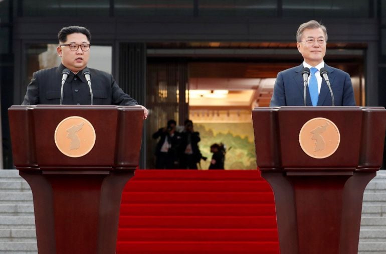 El líder norcoreano Kim Jong-un (i) y el presidente surcoreano, Moon Jae-in (d) anuncian un acuerdo tras la cumbre intercoreana en la Zona Desmilitarizada en Panmunjom