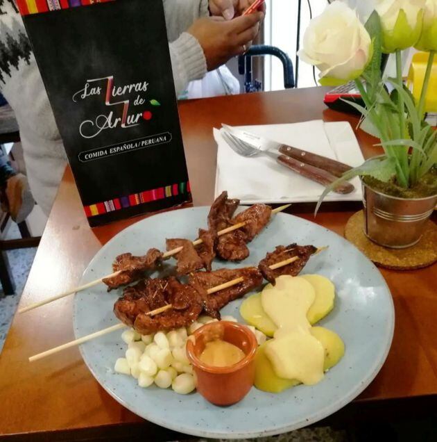 Anticuchos, pincho de corazón de ternera