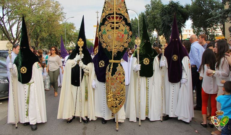 Nazarenos de La Macarena con su estandarte corporativo en representación en la Hermandad de Pino Montano