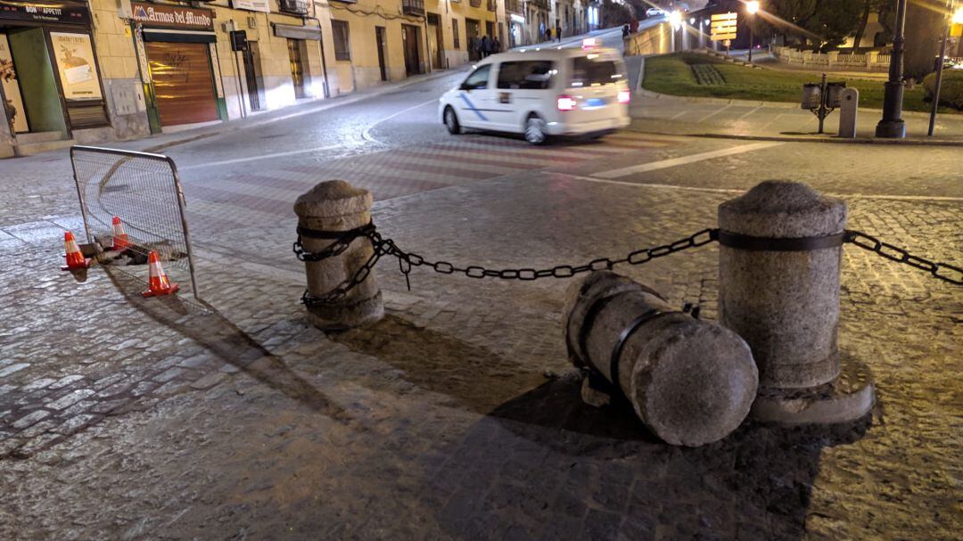 Un vehículo impacta contra uno de los bolardos junto al Acueducto