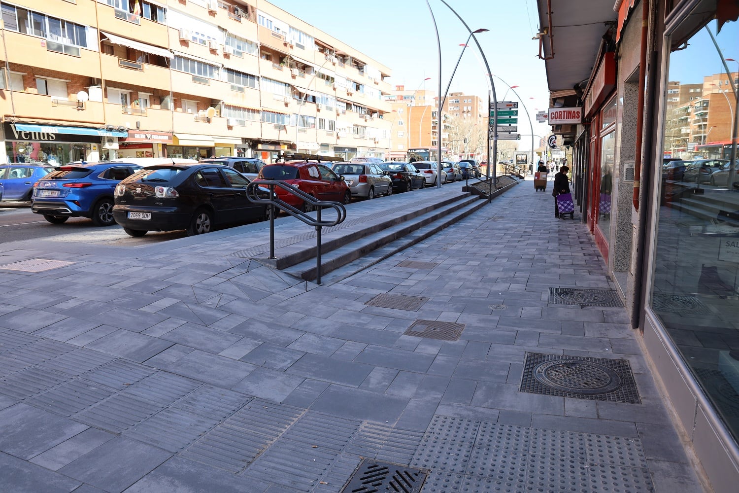 Imagen renovada de una parte de la calle Leganés en Fuenlabrada.