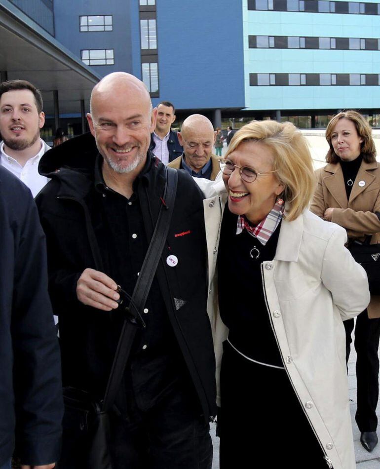 La presidenta de UPYD, Rosa Díez, junto al cabeza de lista por La Coruña Javier Gómez, ha presentado su programa de Sanidad a las puertas del nuevo Hospital Alvaro Cunqueiro de Vigo