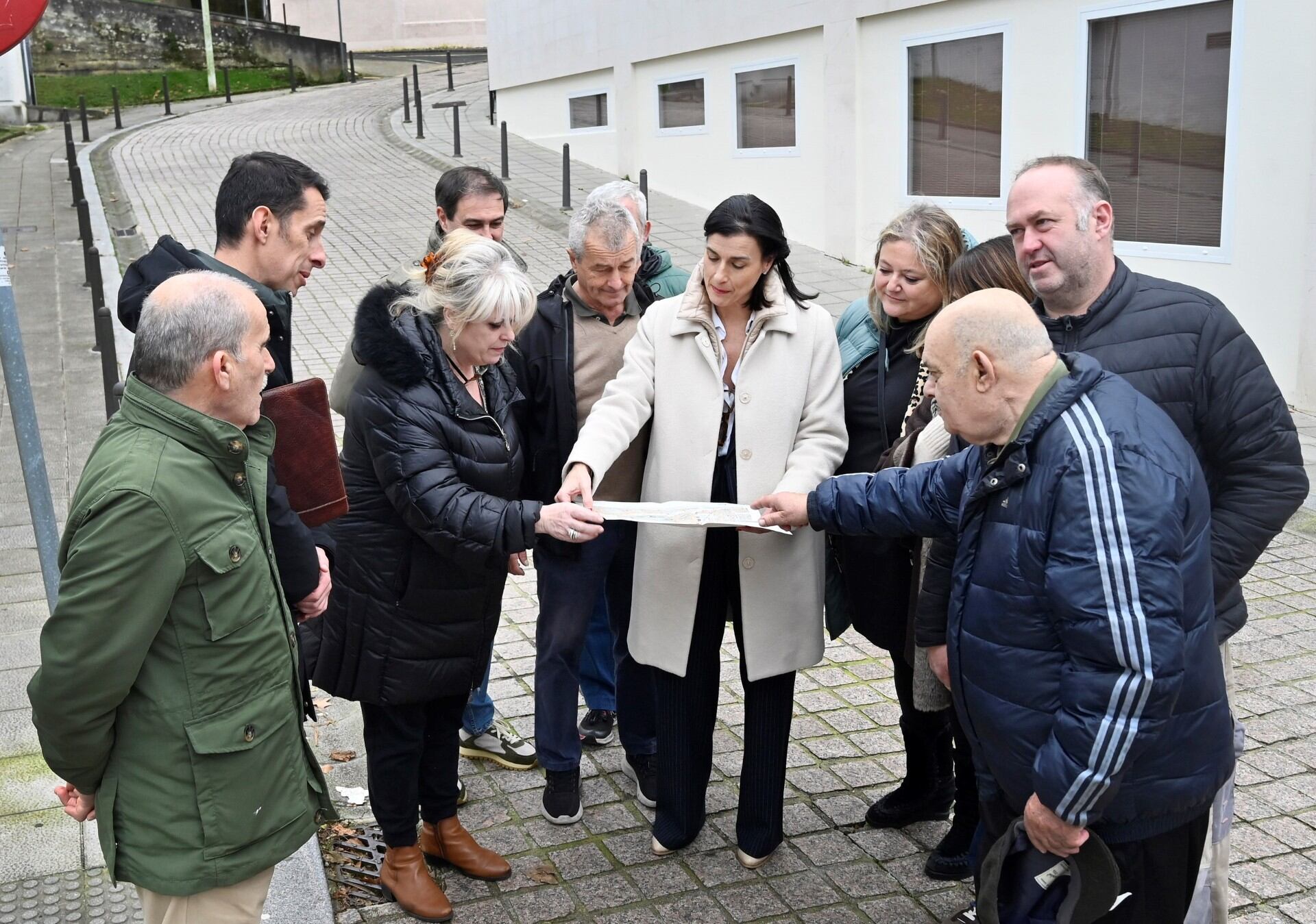 Gema Igual, alcaldesa de Santander visita la calle que sufrirá el cambio de sentido en el tráfico para descargar las colas que sufre el centro educativo del Castroverde