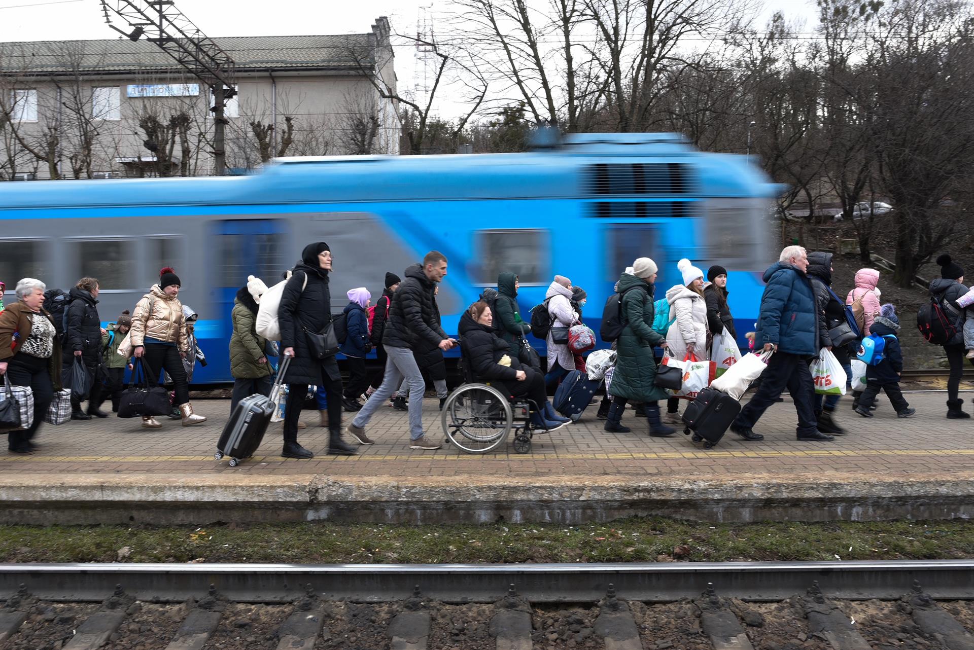 Cientos de refugiados a su llegada a la estación secundaria de Lviv, habilitada para poder recibir a personas desde Dnipro, Zaporizhzhia y otras zonas de Ucrania que huyen de sus casas por la invasión y guerra rusa sobre el país.