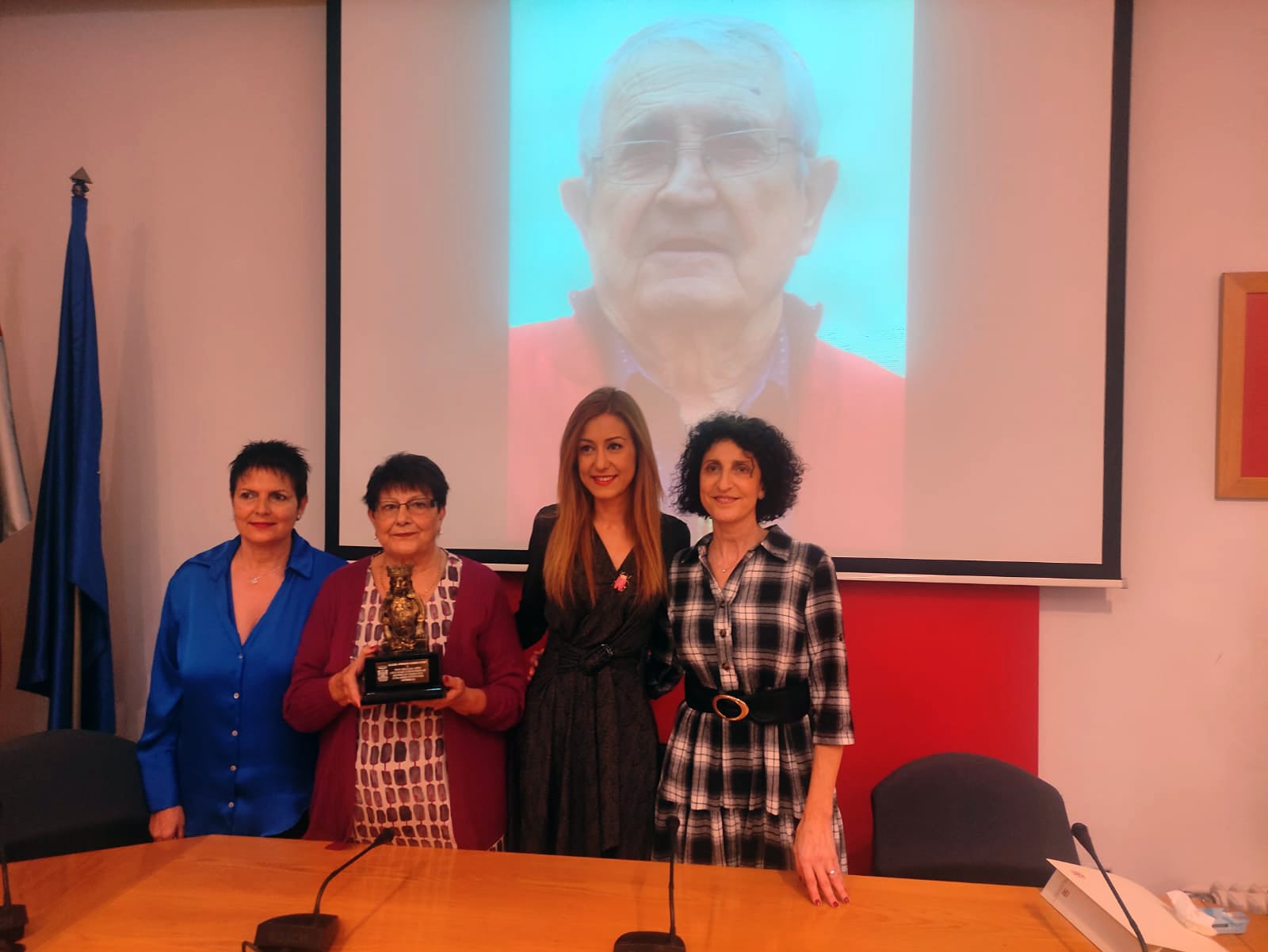 La alcaldesa, Aitana Hernando, con la viuda e hijas de Tinín