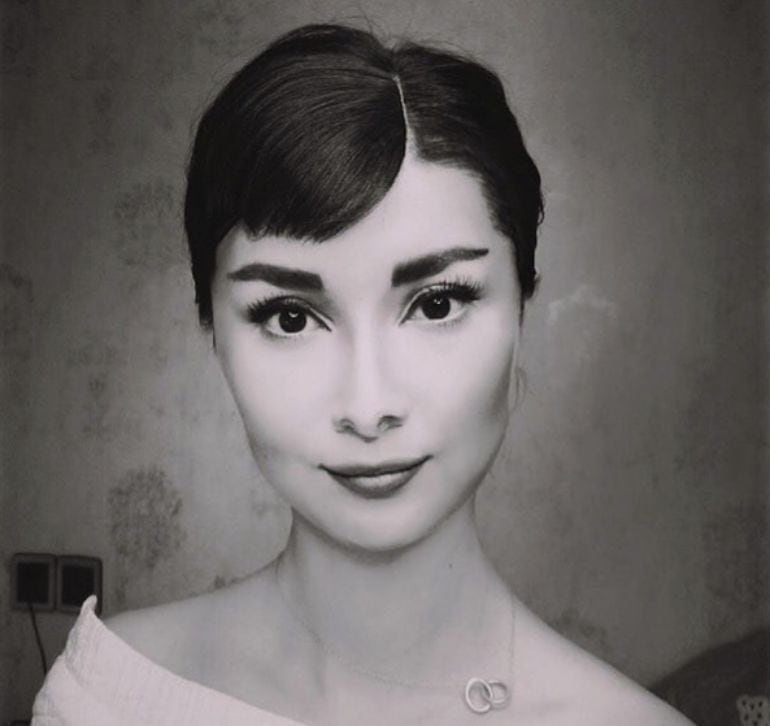 La maquilladora Yuya Mika caracterizándose como Audrey Hepburn.