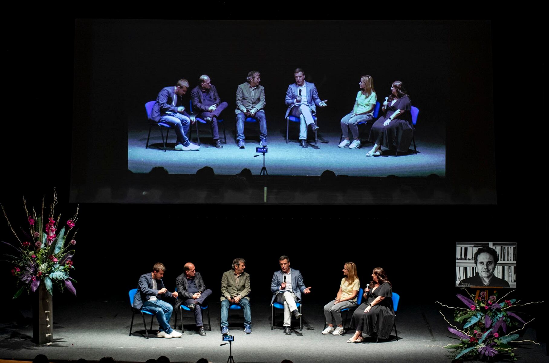 Rafael Cid, director do Centro Territorial de RTVE en Galicia,dirige una mesa redonda en la que participaron Enrique León Calviño, Víctor Souto, Iria del Río Tajes, Arantza Portabales, Alejandro Corral y  Xoaquín Fernández Leiceaga/ Concello de Verín