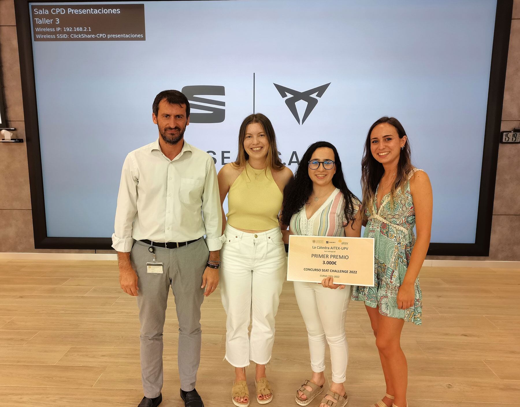 Las tres alumnas del proyecto ganador del Reto Seat Challenge 2022